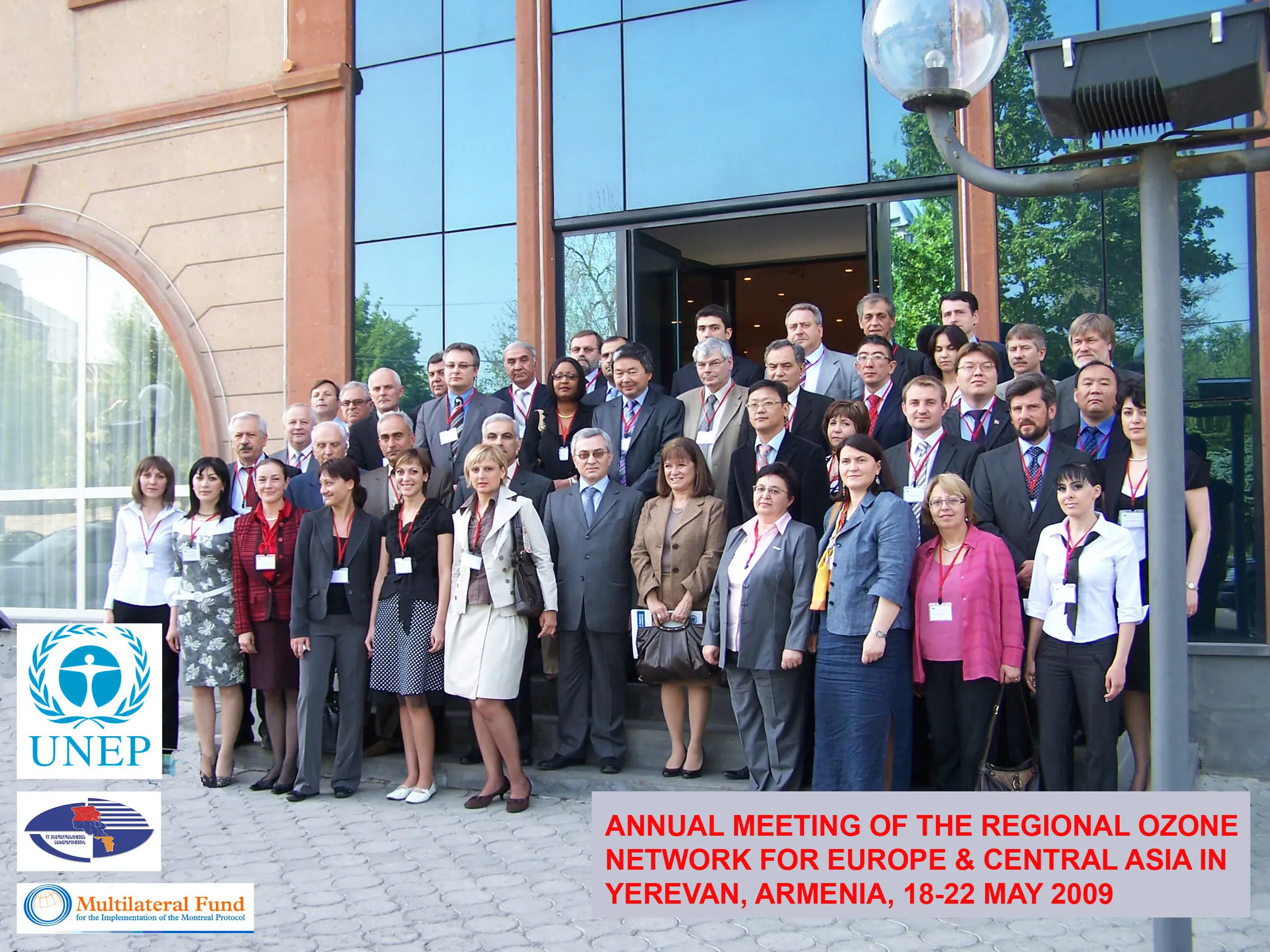 Fotografie de grup a participanților la reuniunea anuală a rețelei regionale pentru ozon pentru Europa și Asia Centrală, Erevan, Armenia, 18–22 mai 2009; pe imagine apar siglele UNEP și ale Fondului Multilateral pentru aplicarea Protocolului de la Montreal.
