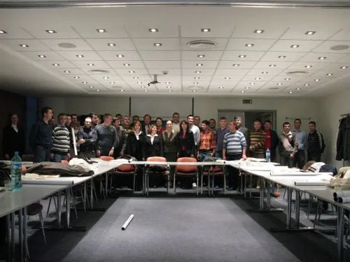 Fotografie de grup a participanților, în picioare în sala de seminar, la seminarul UNIDO din noiembrie 2009