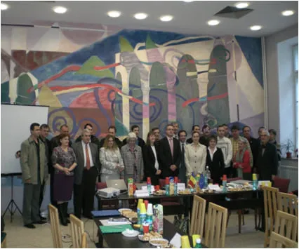 Fotografie de grup a participanților la lansarea Codului Bunelor Practici, martie 2009, în sala cu pictură murală
