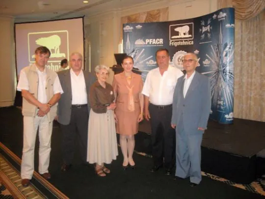Fotografie de grup a șase participanți, în fața panourilor PFACR și Frigotehnica